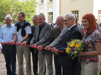 Einweihung des Hörzentrums am 09. Juni 2012 durch Robert Möllmann (Mitte), Landrat Sven Adenauer (2.v.l.), Schulleiter Andris Taurins (2.v.r.) und Leiterin des Hörzentrums Dina Tanberga (rechts)